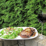Tellerbild Rump Steak mit Salat & Rotwein