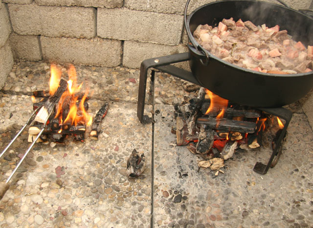 dutch-oven-mit-feuer-heizen-bbq-county