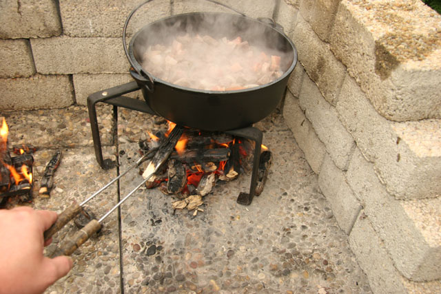 dutch-oven-holzfeuer-heizen-bbq-county