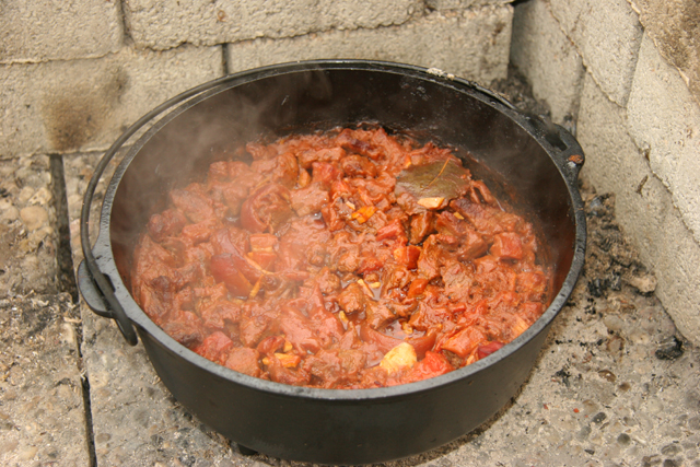 gulsch-aus-dem-dutch-oven-bbq-county