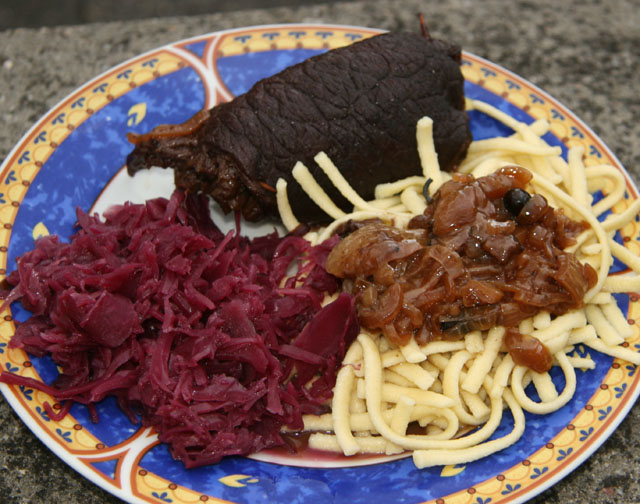 rouladen-mit-spaetzle-und-rotkraut-bbq-county