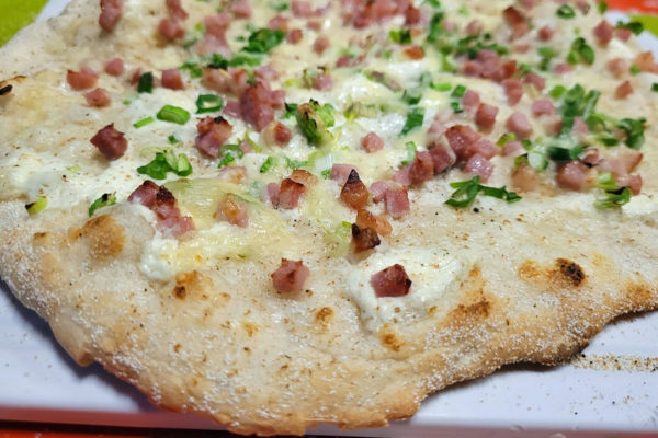 Klassischer Flammkuchen mit Speck & Zwiebeln