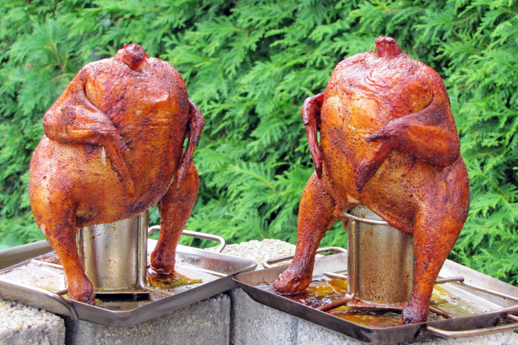 Beer Butt Chicken im Garten