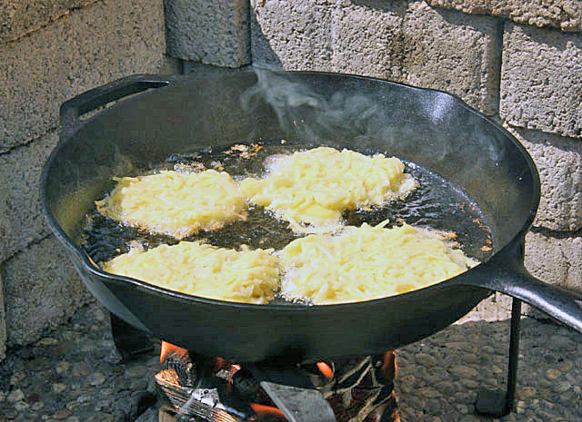 Reibekuchen in der Gusseisenpfanne