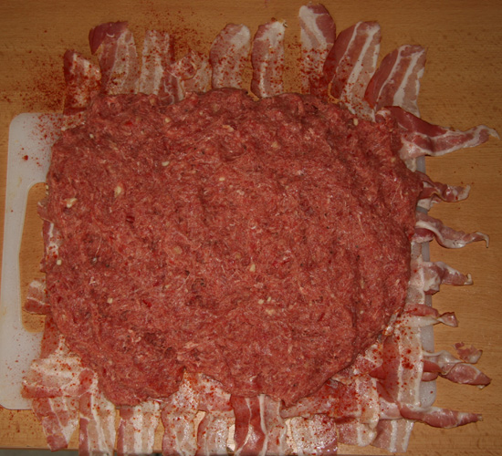 Hackfleischmasse auf dem Bacon-Teppich