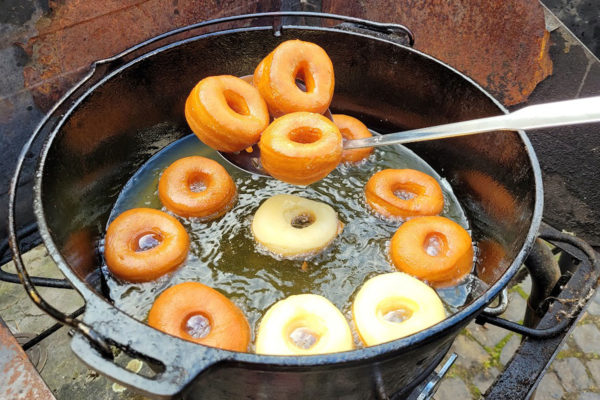 Donuts aus dem Dutch Oven