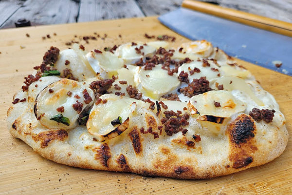 Flammkuchen mit Wildhackfleisch, Birnen und Ziegenkäse