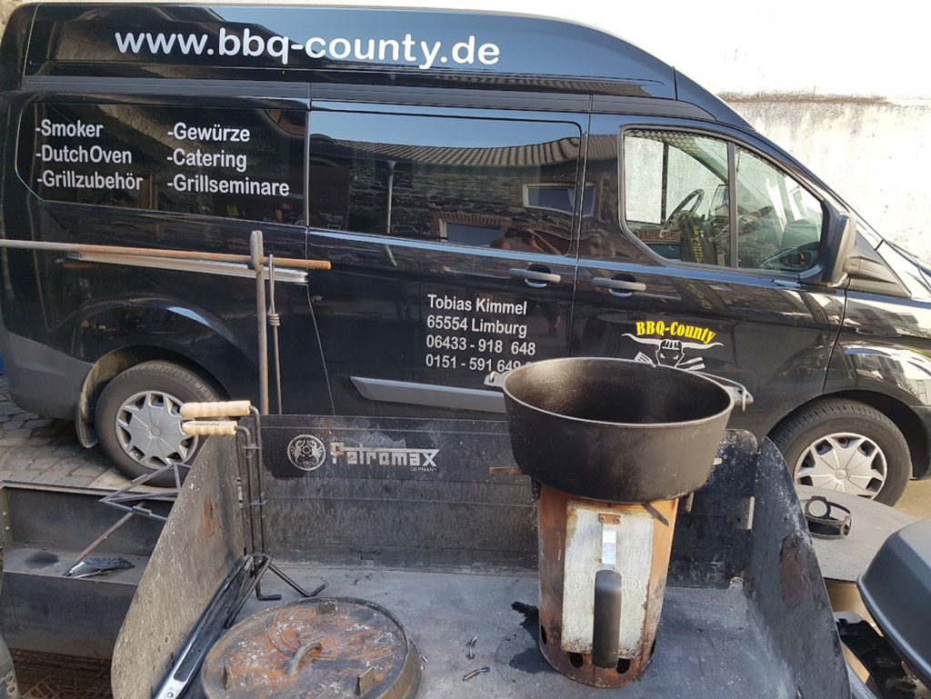 BBQ County Dutch Oven auf Feuerstand vorheizen