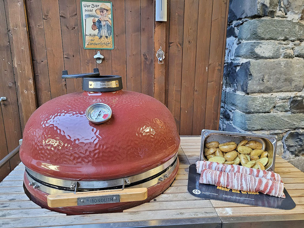 BBQ County Monolith, Schweinefilet und Grillkartoffeln