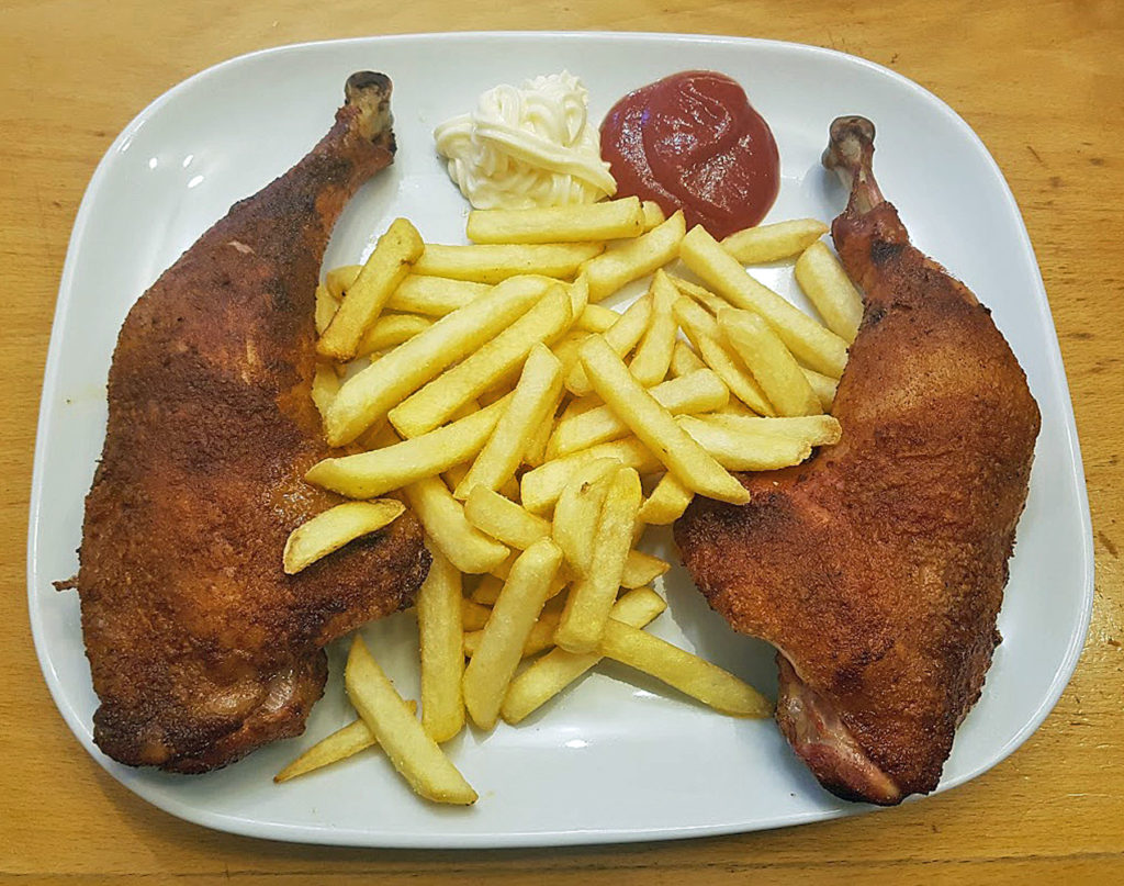 BBQ County Hähnchenschenkel mit Pommes