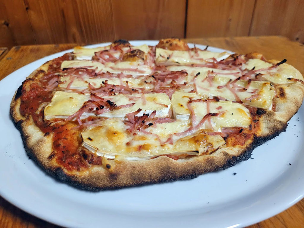 BBQ County Pizza Cammembert Bacon fertig