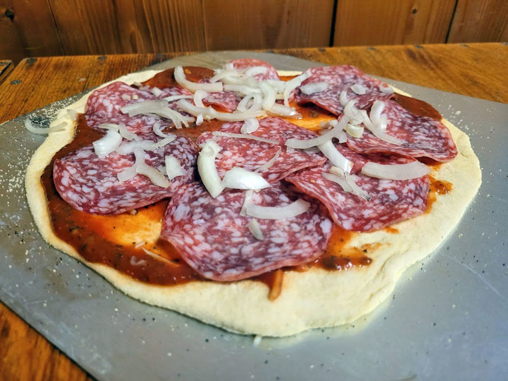 BBQ County Pizza Salami mit Zwiebeln
