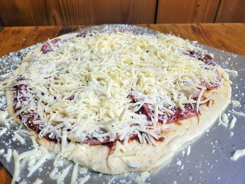 BBQ County Pizza Salami mit Zwiebeln