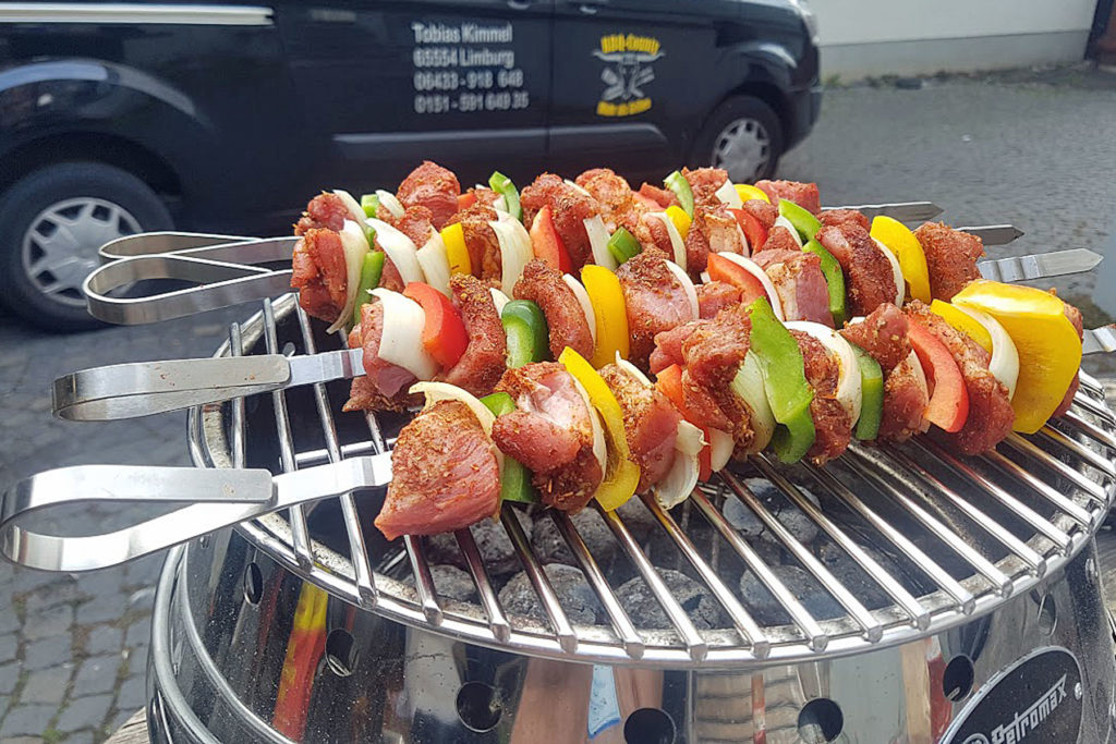 BBQ County Schaschlik aufgespießt und auf dem Grill