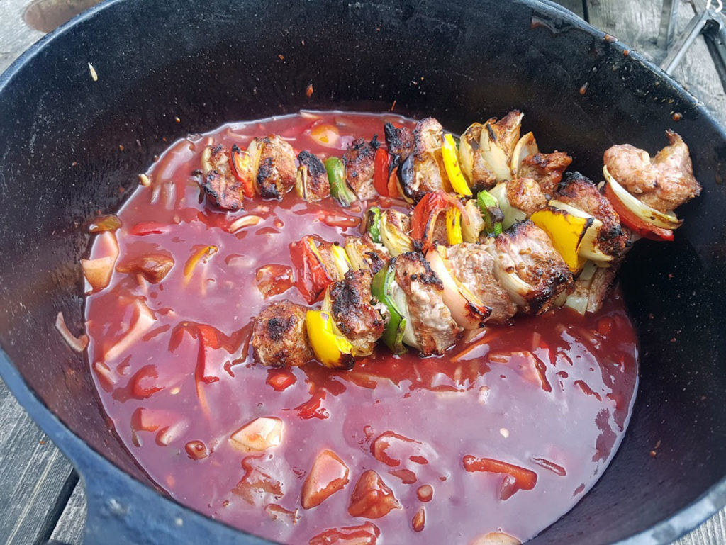 BBQ County Schaschlik Fleisch in die Sauce