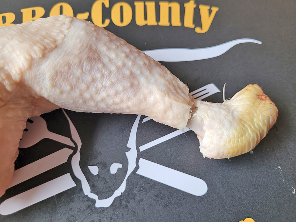 BBQ County Hähnchenschenkel einschneiden