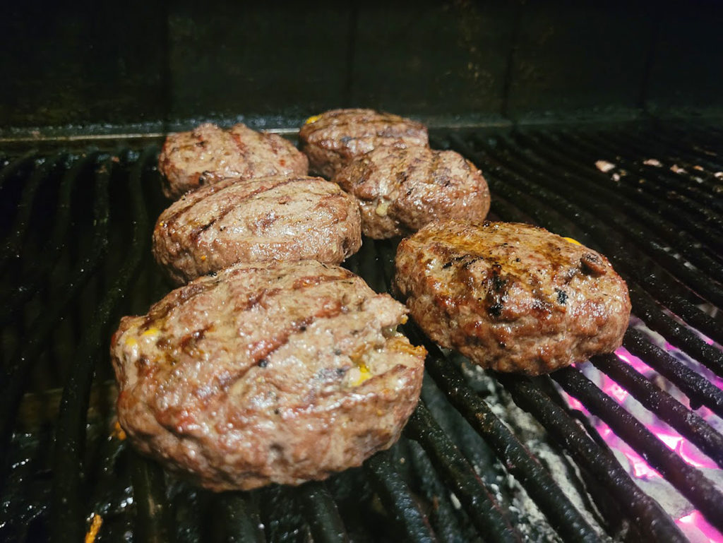 BBQ County Chili Cheese Burger fertig gegrillt