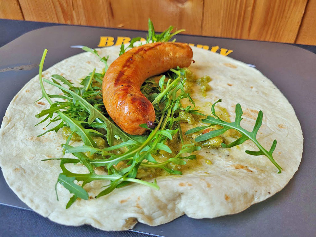 BBQ County Salsiccia Rolle auf die Tortilla