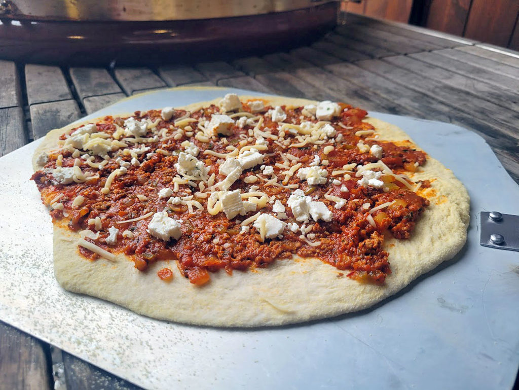 BBQ County Pide ausgerollt und belegt