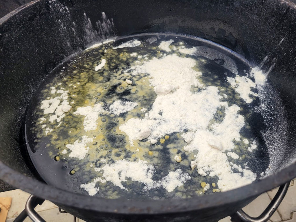 BBQ County Mac & Cheese Dutch Oven vorheizen