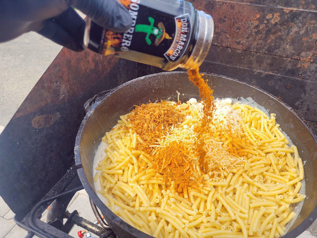 BBQ County Mac & Cheese würzen