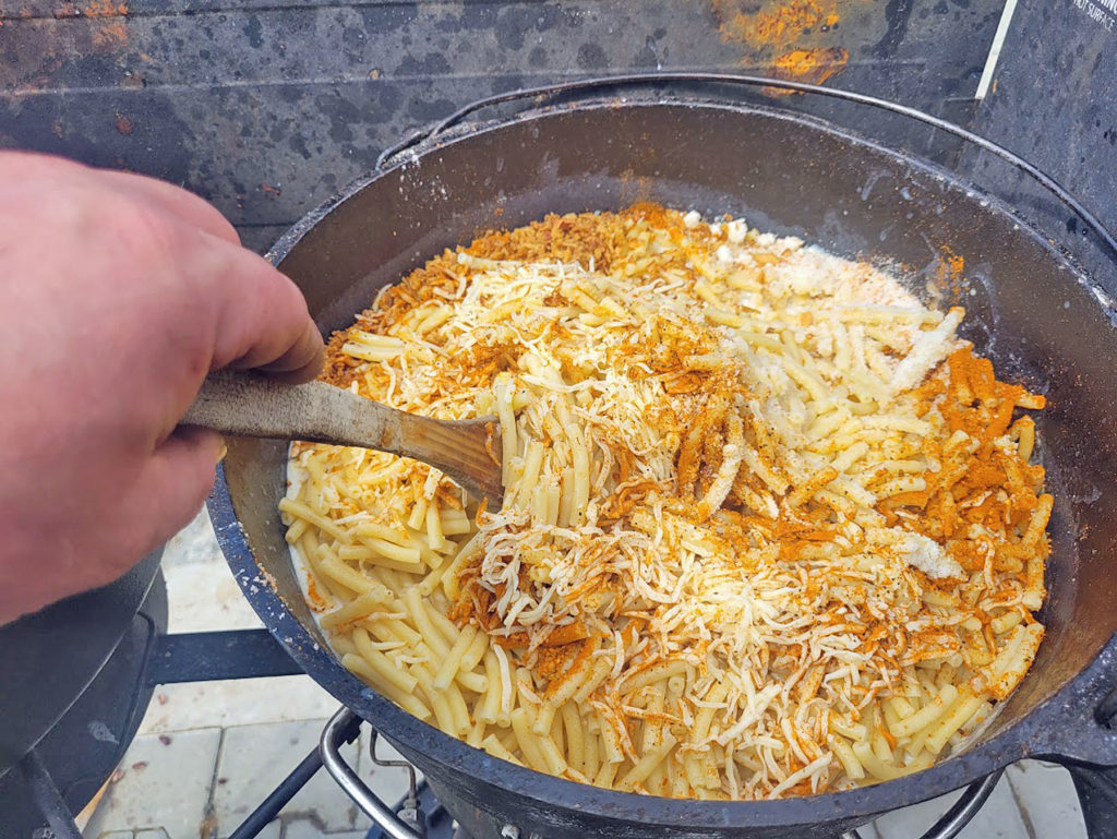 BBQ County Mac & Cheese Verrühren