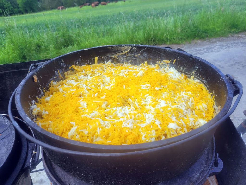 BBQ County Mac & Cheese Käse verteilen