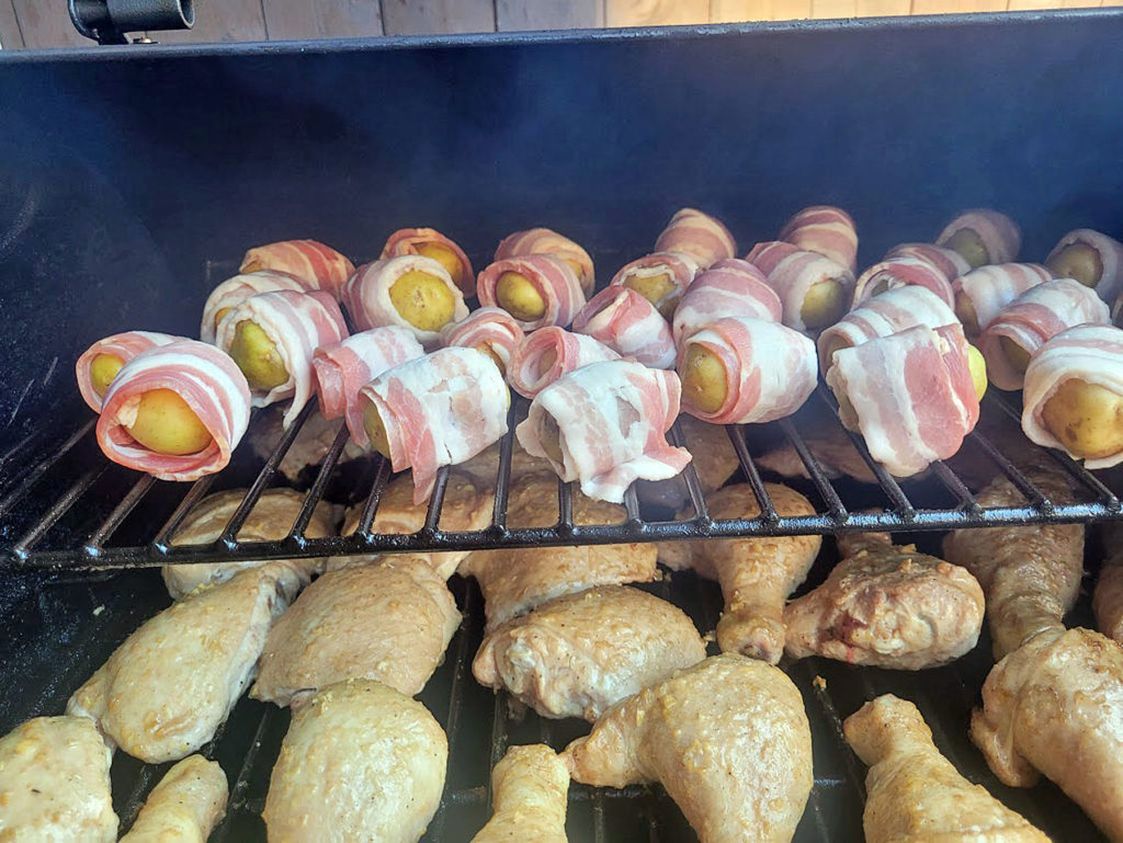 BBQ County Bacon Potato Wedges auf dem Grill