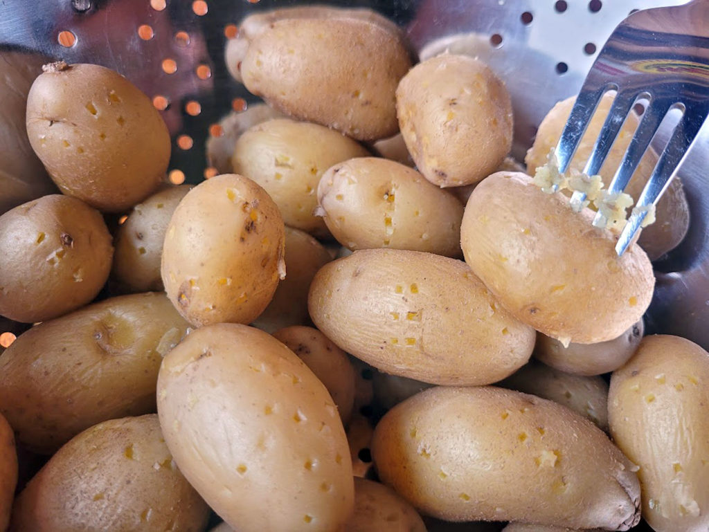 BBQ County Marinierte Kartoffeln einstechen