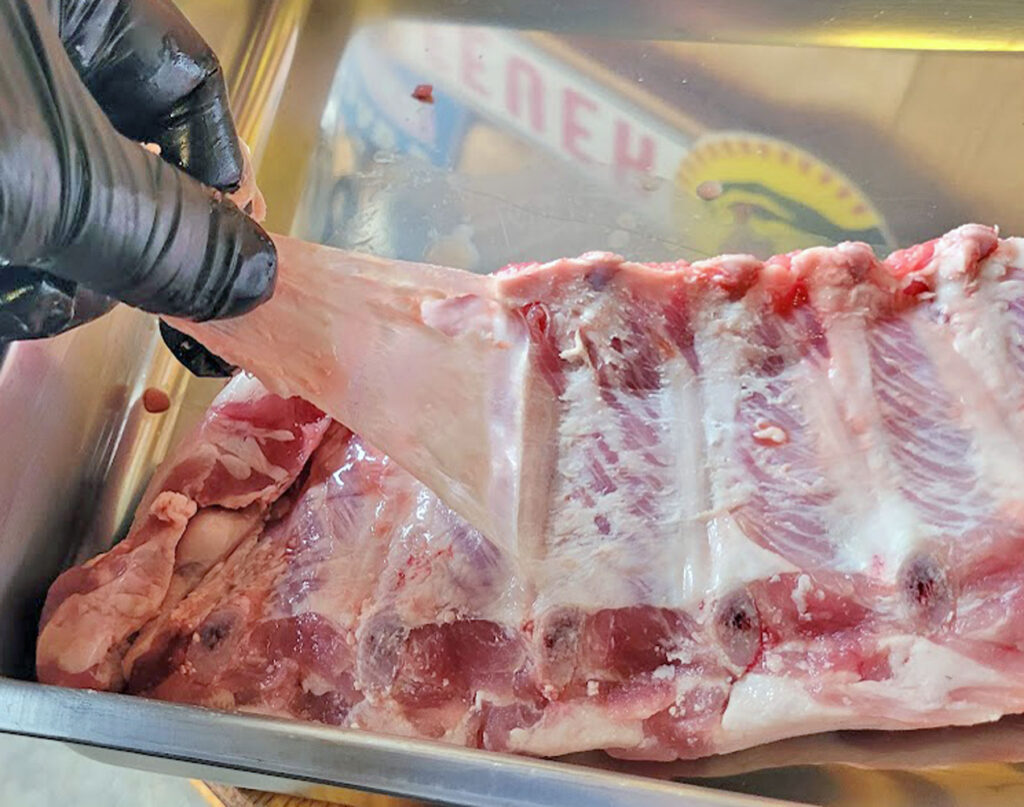 BBQ County Butcher Paper Ribs Silberhaut abziehen