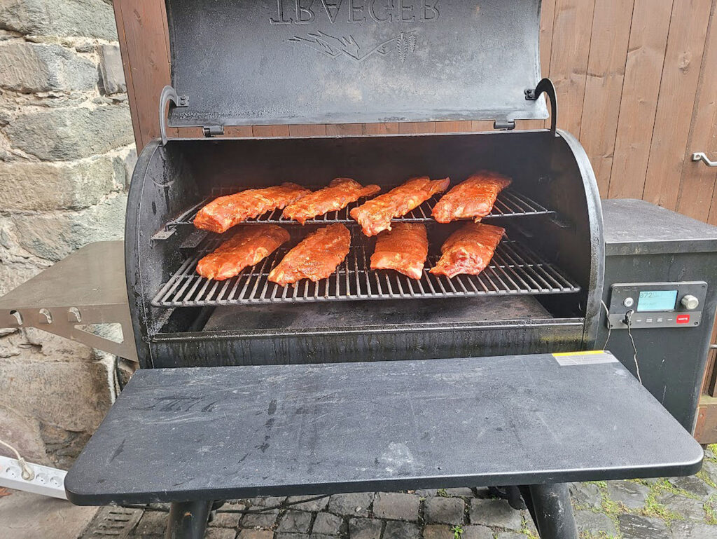 BBQ County Butcher Paper Ribs im Smoker