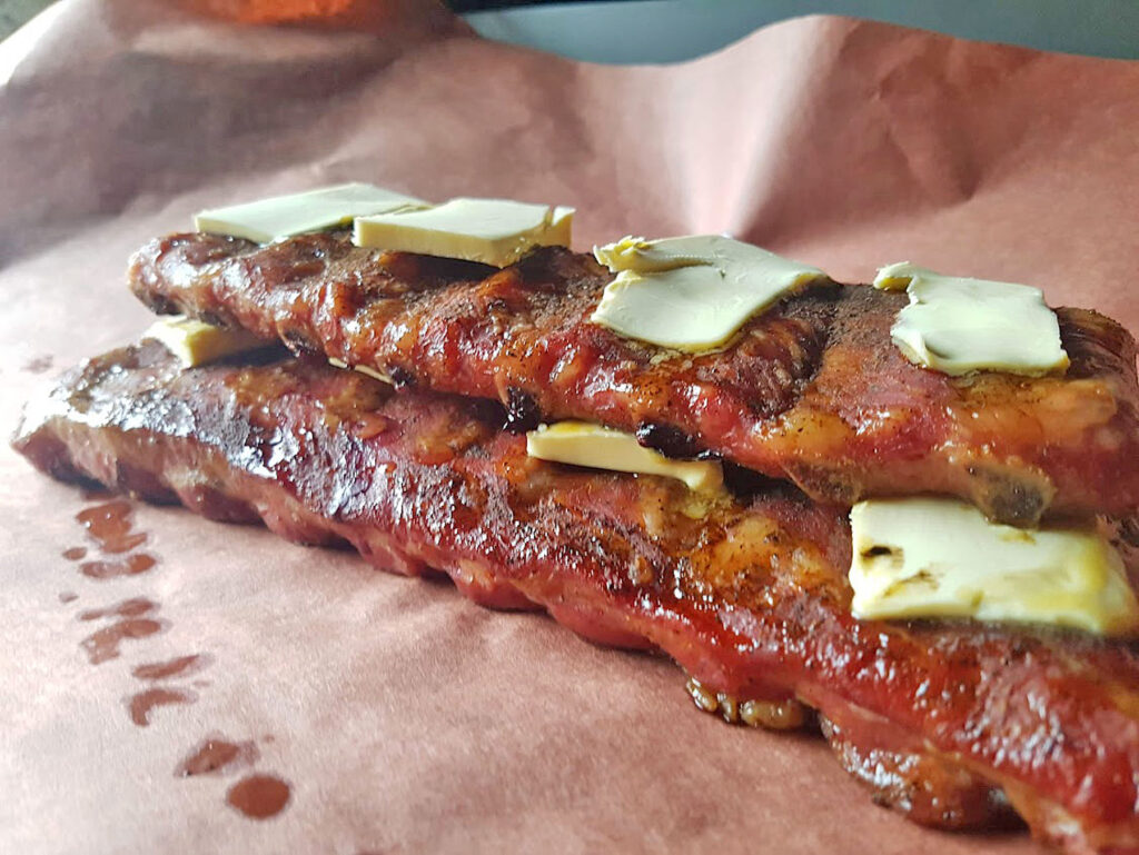 BBQ County Butcher Paper Ribs einpacken