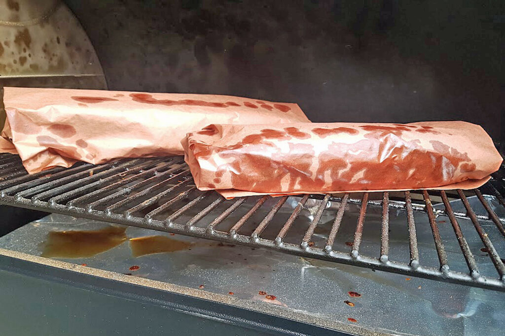 BBQ County Butcher Paper Ribs eingewickelt
