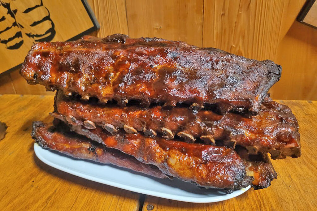 BBQ County Butcher Paper Ribs auf dem Teller