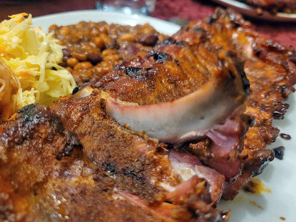 BBQ County Butcher Paper Ribs Knochen ziehen