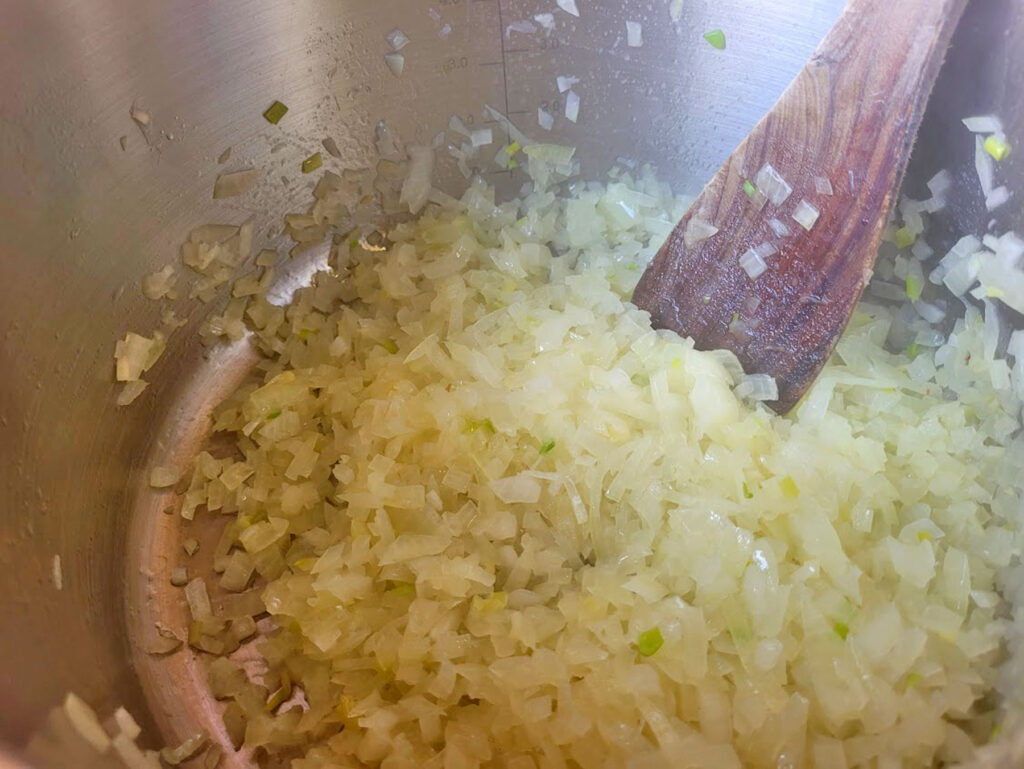 BBQ County Currywurstsauce Zwiebeln anbraten