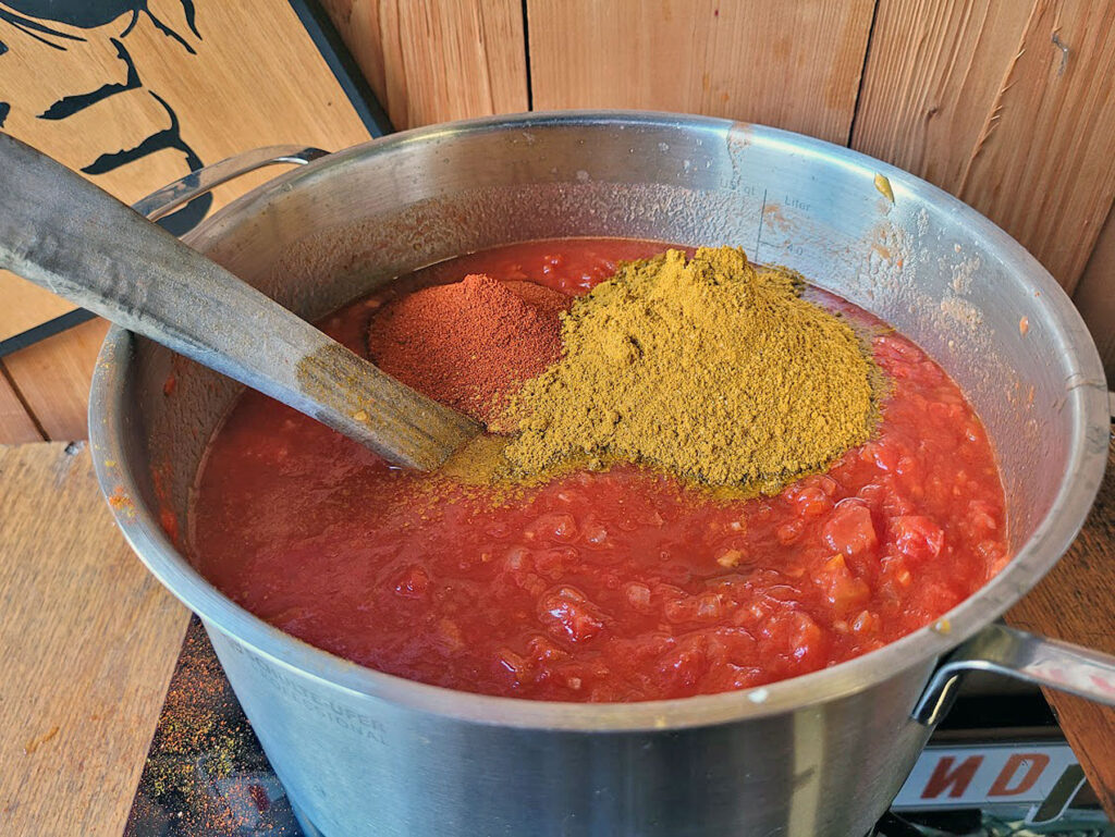BBQ County Currywurstsauce würzen